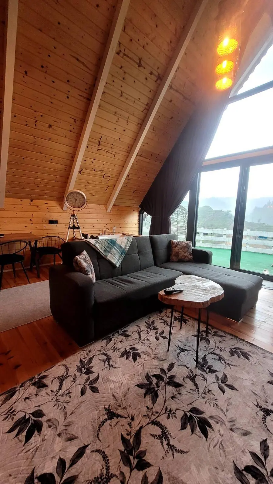 Bungalov 01 — ahşap tavanlı geniş oturma alanı, teras manzaralı cam cephe