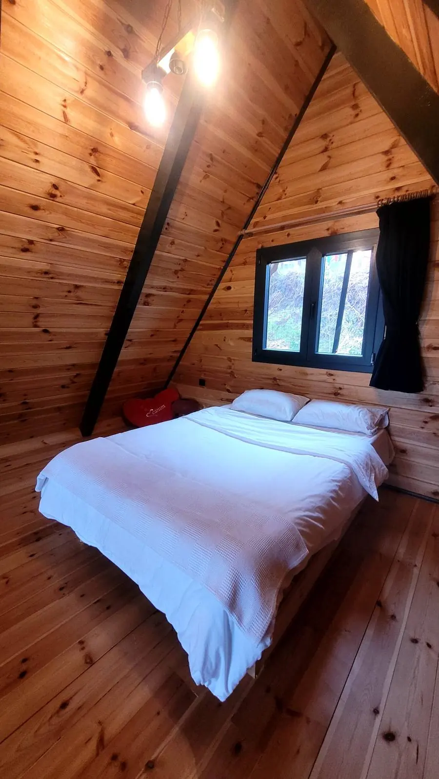 Bungalov 02 — merdivenle çıkılan loft yatak odası