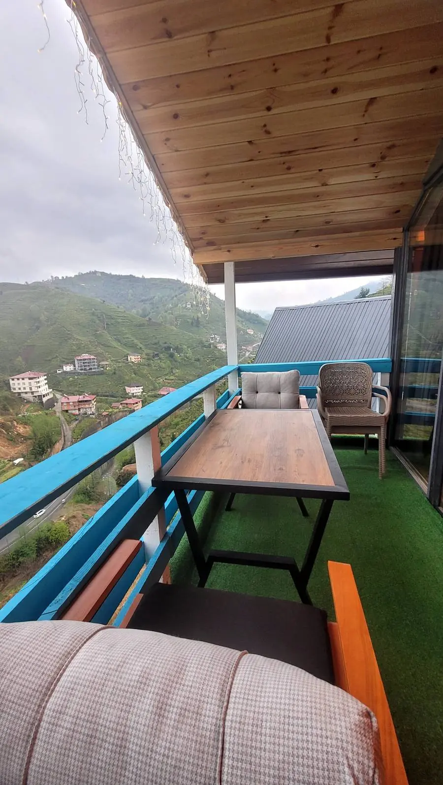Bungalov 03 — yamaç ve vadi manzaralı özel balkon