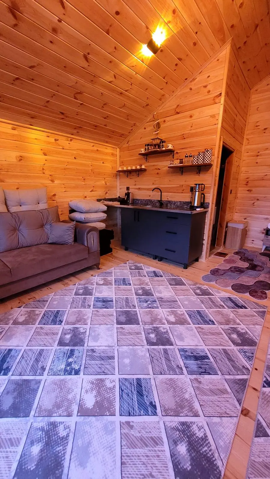 Bungalov 03 — çay kahve köşesi ve oturma alanı