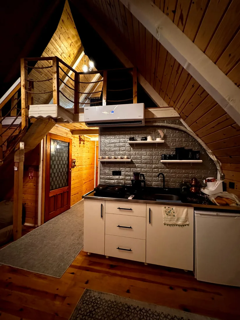 Bungalov 1 — tam donanımlı mutfak ve loft merdiveni