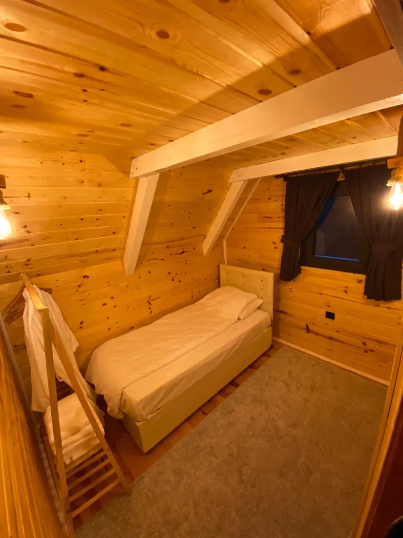 Bungalov 1 — loft kattaki yatak alanı