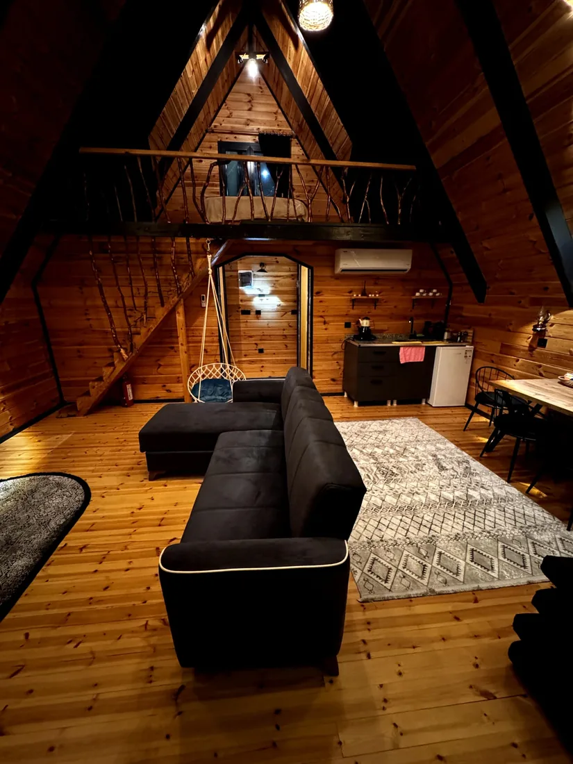 Bungalov 2 — geniş salon ve loft katı