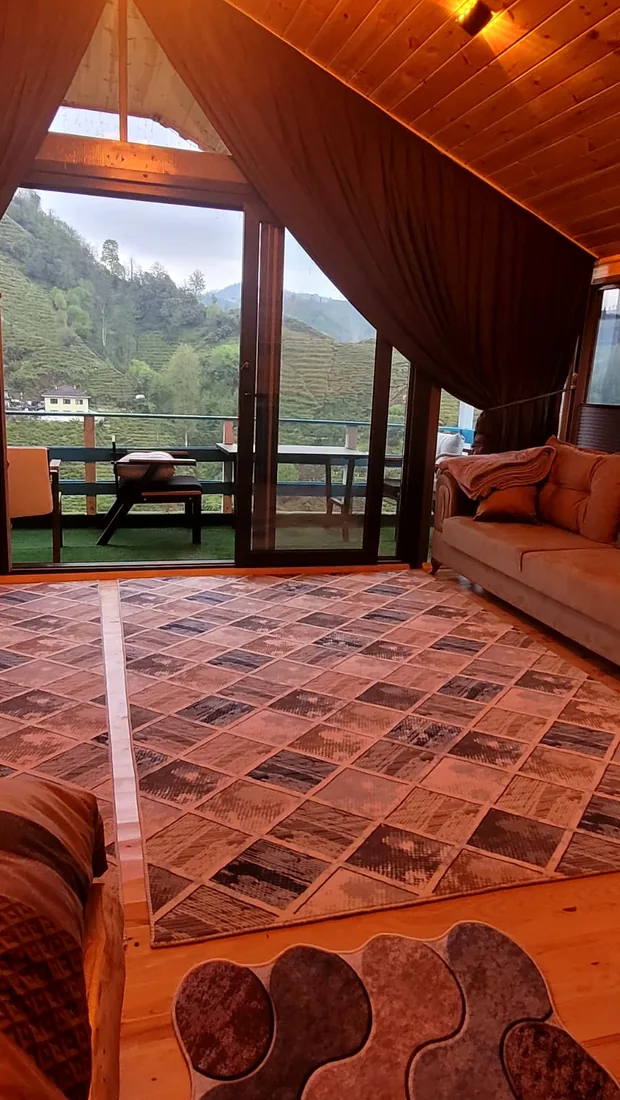 Bungalov 3 — terasa açılan oturma alanı