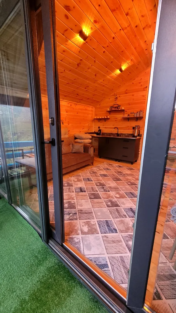 Bungalov 3 — terasa açılan cam kapı