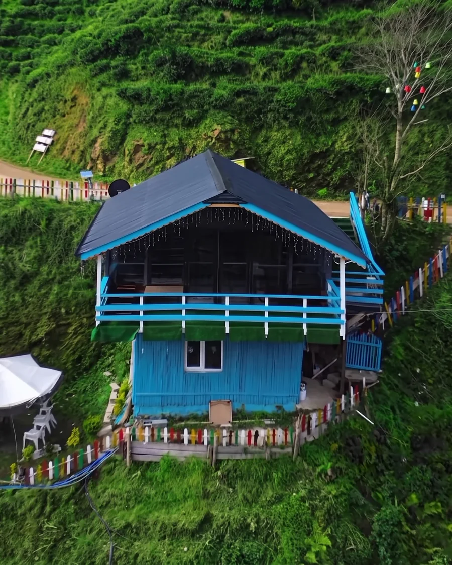 Bungalov 3 — yamaçtaki bungalovun havadan görünümü